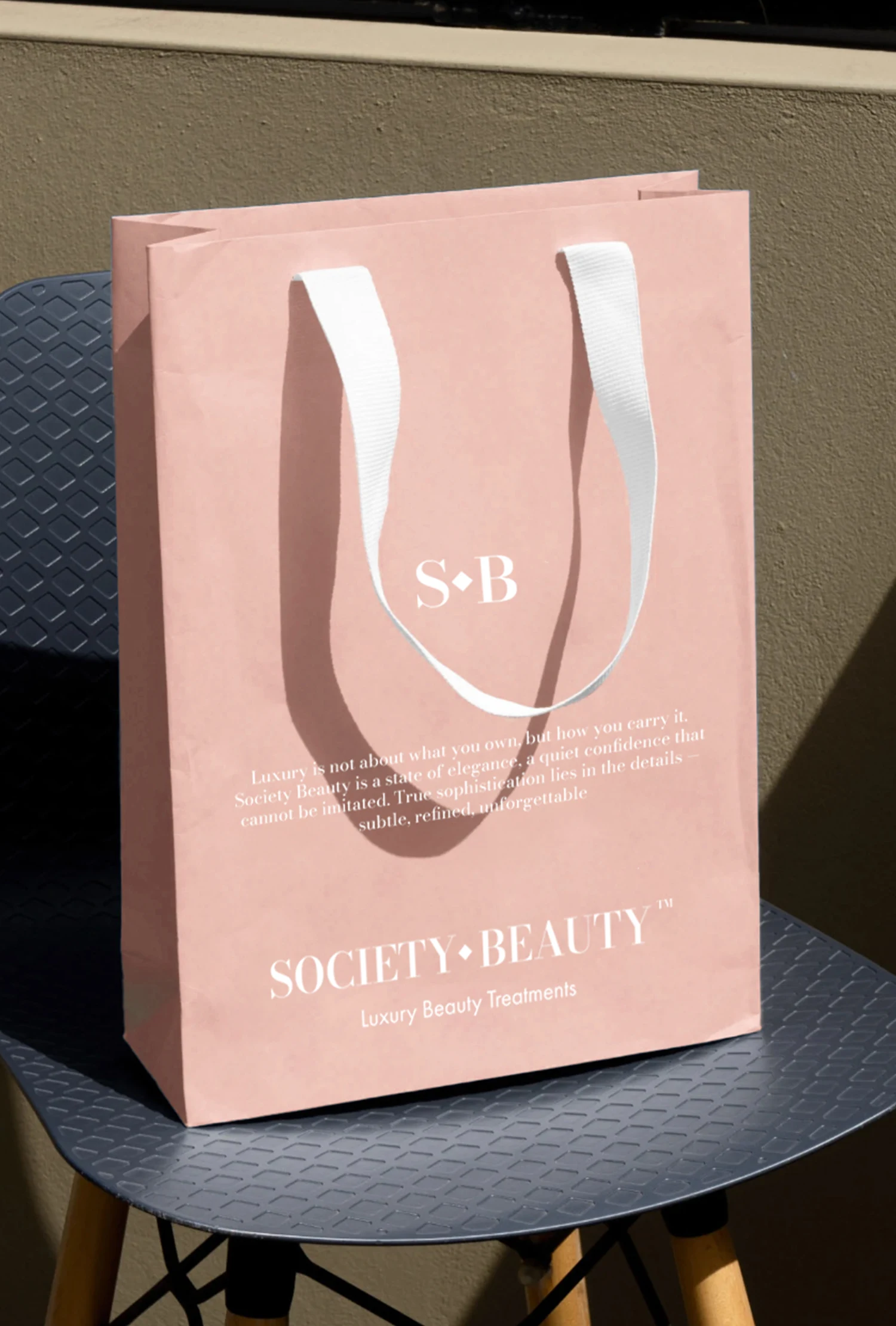 Roze draagtas met het logo van Society Beauty