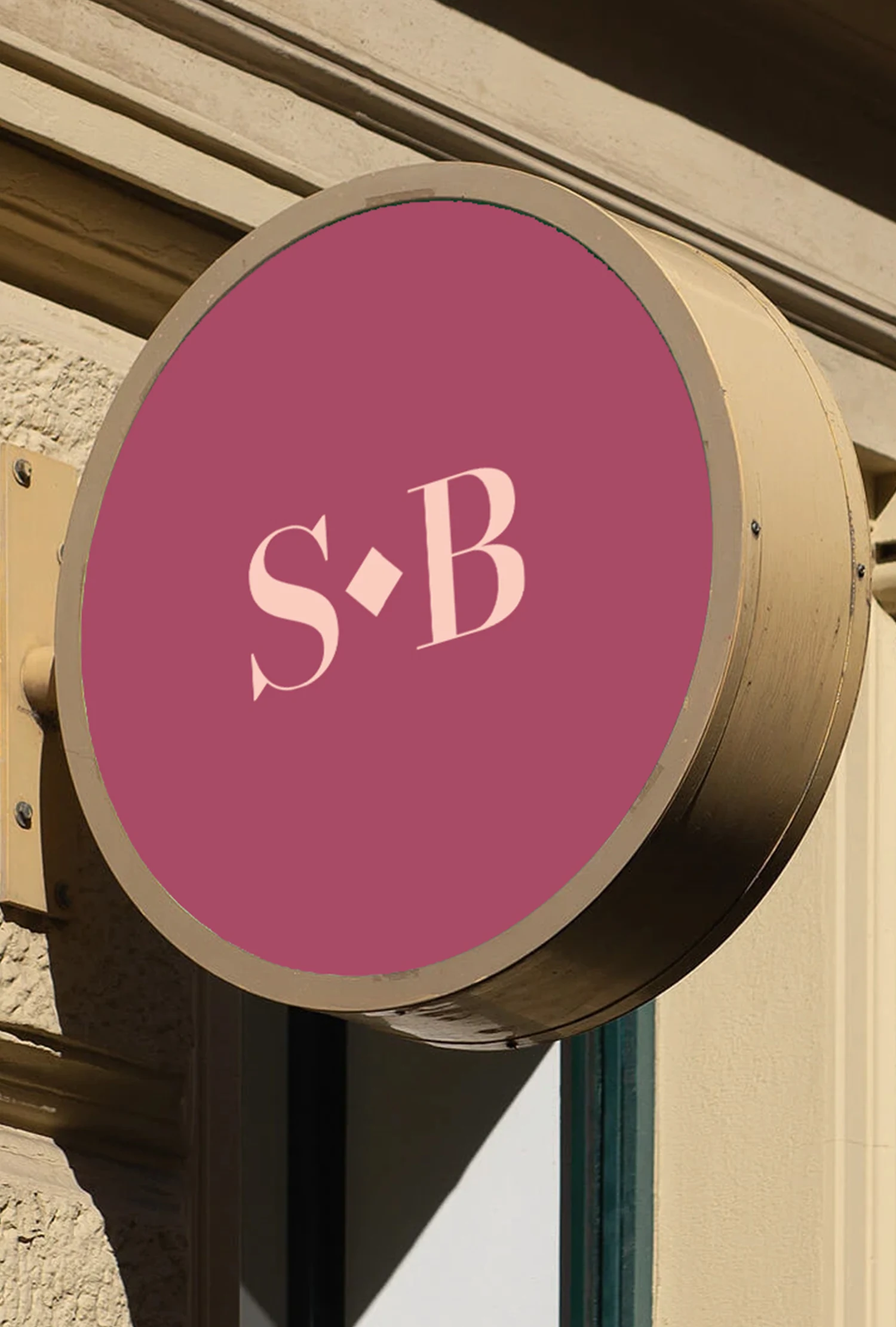 Rond uithangbord met het S-B monogram van Society Beauty