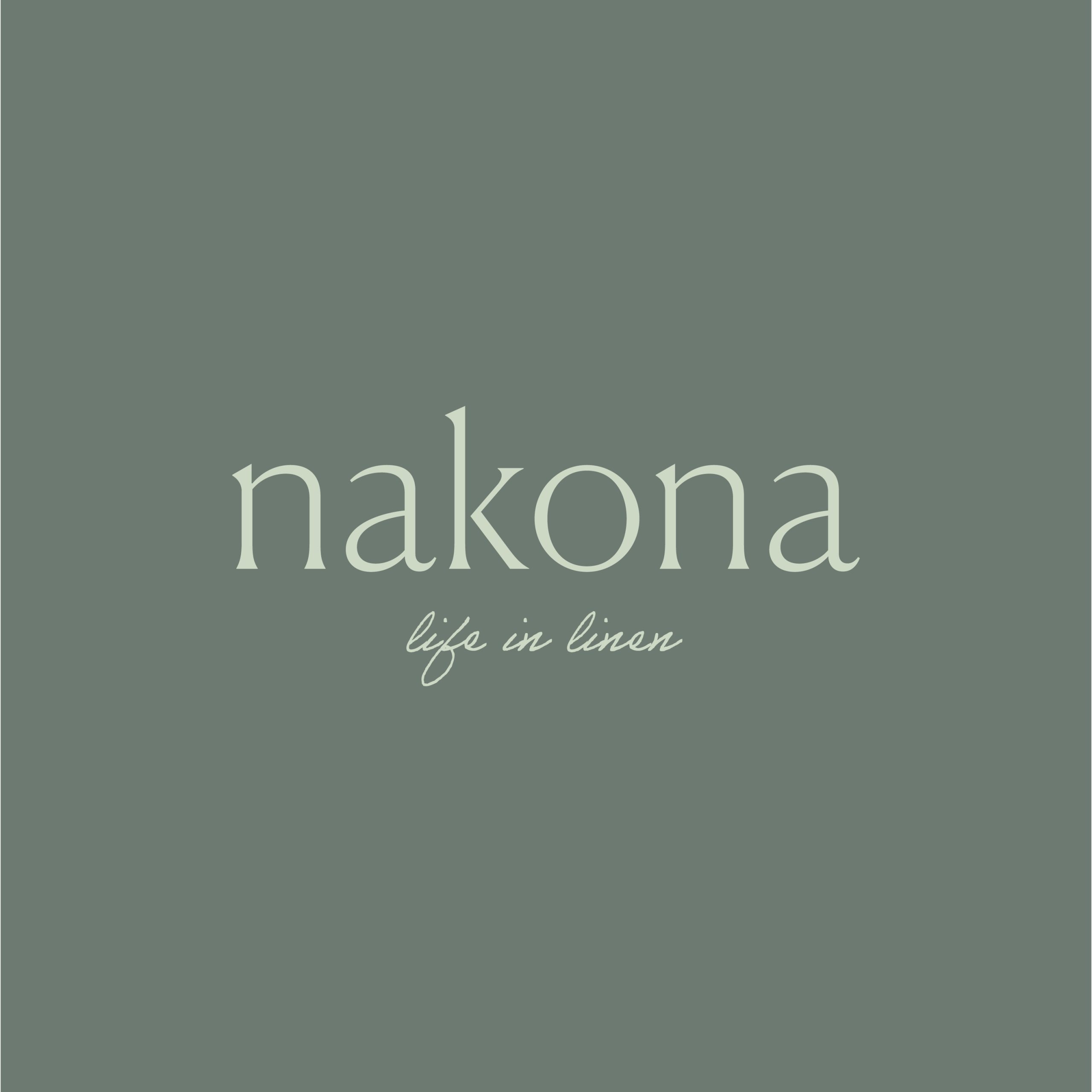 Logo van Nakona met de baseline life in linen op een saliegroene achtergrond